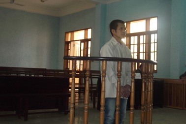 Nhờ bé gái 8 tuổi đấm lưng rồi hiếp dâm